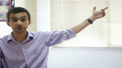 الجزائر تعتقل الصحافي المغربي أحمد بنشمسي.. وهذه هي الأسباب!!