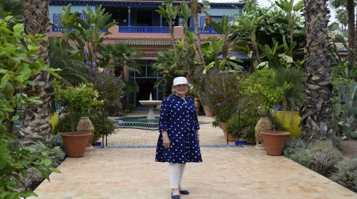 حلت بالمدينة الحمراء رفقة زوجها بيل كلينتون.. هكذا تستمعُ هيلاري كلينتون بهدوء حديقة ماجوريل في مراكش