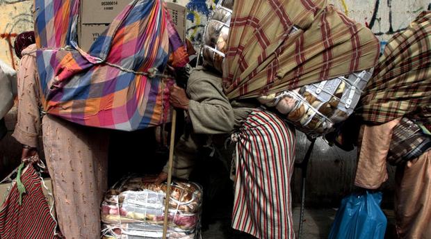 غليان بمعبر سبتة بعد وفاة إحدى ممتهنات التهرب المعيشي.. وحقوقيون يدعون إلى خلق فرص تنمية بديلة