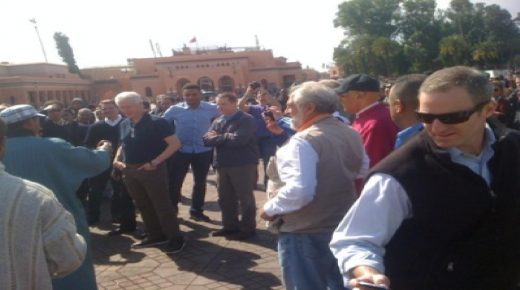 تحت حراسة أمنية مشددة.. الرئيس الأمريكي السابق بيل كلينتون يتجول بمعية عقيلته وأفراد أسرته في أسواق مراكش (صور)