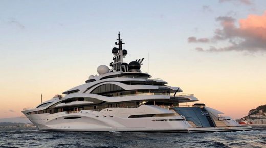 يهرب المغاربة من الفقر مخاطرين بحياتهم عبر البحر بينما يُباهي الملك محمد السادس الدنيا بقاربه الفاخر.. هذه كواليس احتفالية ملكية خاصة بحضور علية القوم!