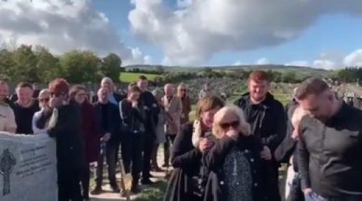 بالفيديو: ميت يحول “جنازته” إلى عرض كوميدي