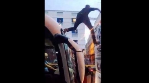 قاصرون يهاجمون حافلتين إسبانيتين في محاولة للعبور إلى مليلية المحتلة