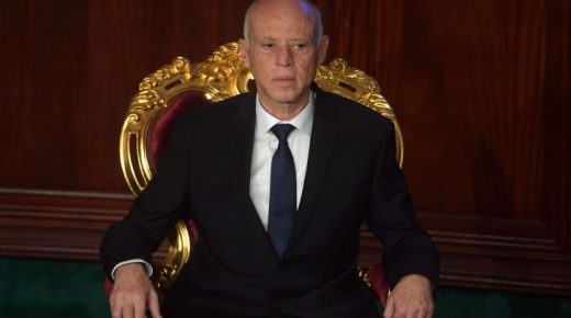 قيس سعيد يعترض على الإقامة في القصر الرئاسي ويقترح التبرع بيوم عمل شهريا