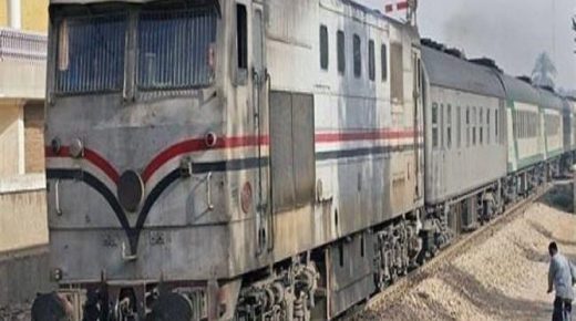 بالفيديو: نهاية مأساوية لشابين أجبرهما مراقب تذاكر على القفز من القطار وهو يسير