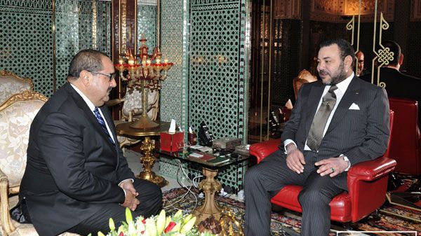 شي حاجة ماركْبَاشْ فهادْ البلاد!. كيفاش يا جلالة الملك كَتْطالب بْإستوزار كفاءات وطنية عالية المستوى وْكتوافق على إستوزار لشكَر لٌي قتلْ حزب أنقذ البلاد من السكتة القلبية وحولُوا إلى أداة ضغط لقضاء مصالحو الشخصية ومصالح وْلادو، واش آجلالة الملك بْـلشكر وأمثالو غانديرُو التغيير والثورة التنموية