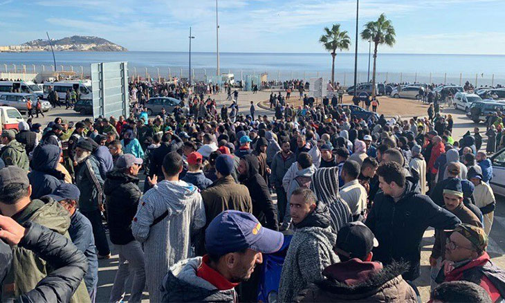 مظاهرة حاشدة لممتهني التهريب المعيشي ضد إغلاق حدود سبتة