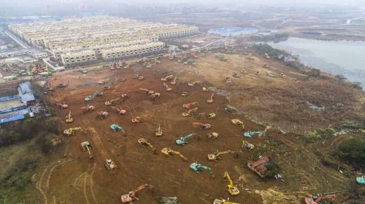 الصين تشرع في بناء مستشفى في زمن قياسي لعلاج المصابين بفيروس كورونا (صور)