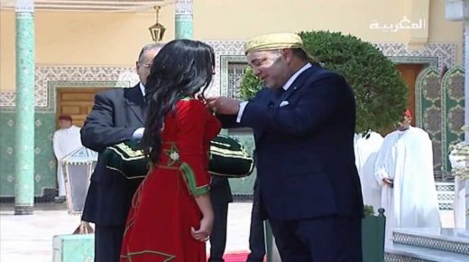 بسبب قضية “حمزة مون بيبي”.. دنيا باطما تفقد أوسمتها الملكية
