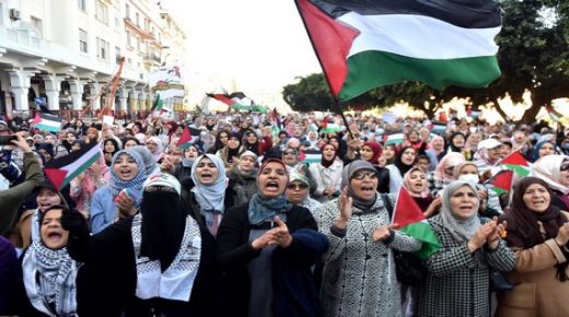 مسيرات حاشدة في المغرب وتونس رفضا لصفقة العار وردا على المطبعين العرب مع إسرائيل.. شكرا لهؤلاء الشرفاء الذين أعفونا من الرد على الوزير الهاوي بوريطة الذي قال انه “لن يكون فلسطينيا اكثر من الفلسطينيين”