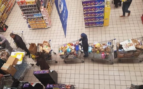 رغم تطمينات الحكومة.. تهافت غير مسبوق للمغاربة على المتاجر ومراكز التسوق.. رفوف شبه فارغة واتهامات للموردين بالجشع