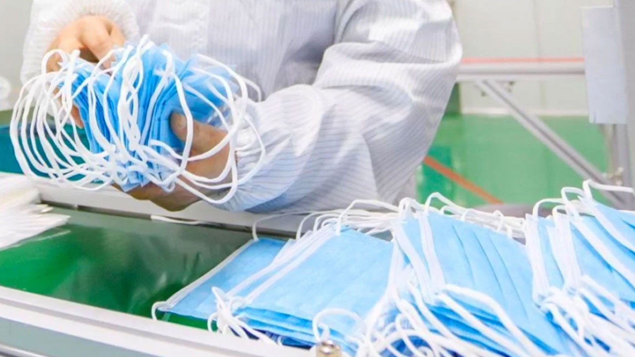 الحكومة تتخذ إجراء جديدا لمنع المضاربة واحتكار الكمامات الطبية