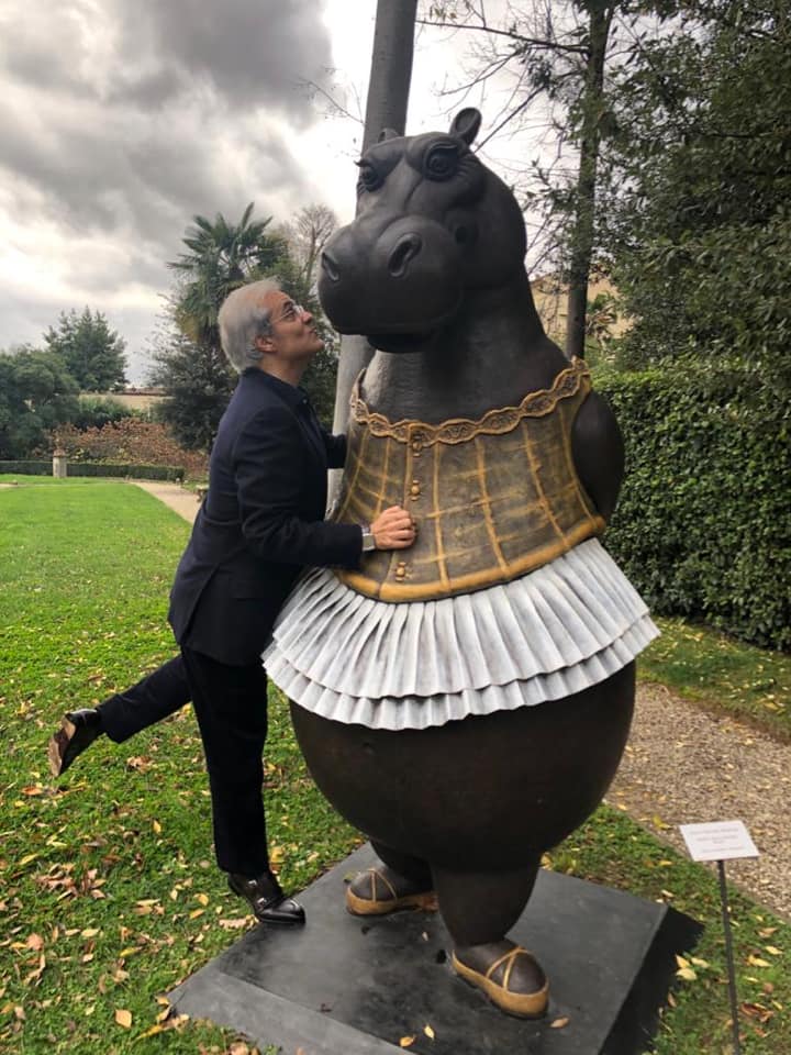 الأمير هشام العلوي يحتفل بذكرى ميلاده الـ56 رفقة فرس النهر.. ويقول:”لا تتوقف أبدًا عن المتعة”