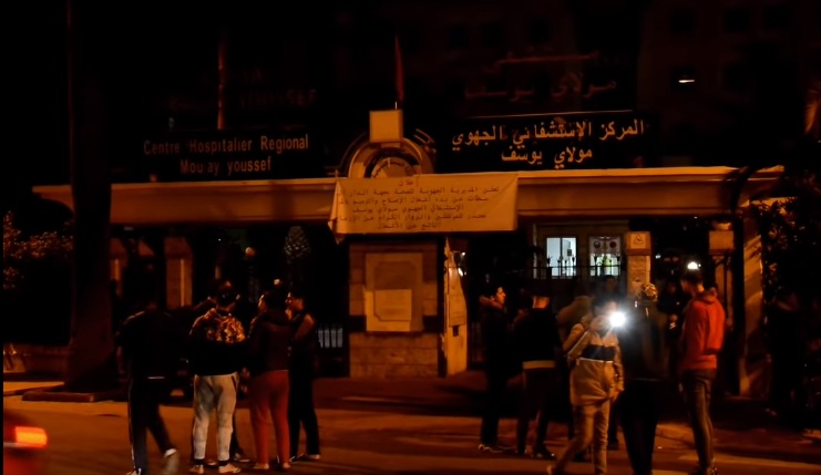 الشعب المغربي عَالاَمْ ولا نظير له!.. الناس عبر العالم تهرب من فيروس” كورونا” وتبحث عن طرق الإحتياط والوقاية منه والمغاربة يحتفلون به ويتهاتفون على إكتشاف كيف يكون المصاب بالفيروس