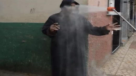 خطير..شاب يعقم وجوه المواطنين بالقصر الكبير (صور)