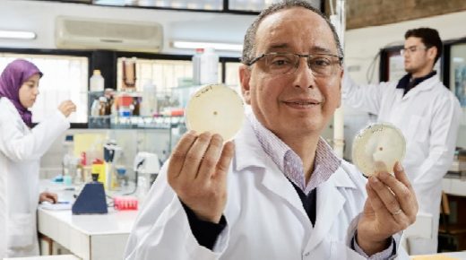 عالم مغربي يكشف تفاصيل اختراعه دواء قادرا على توجيه المناعة للقضاء على فيروس “كورونا”