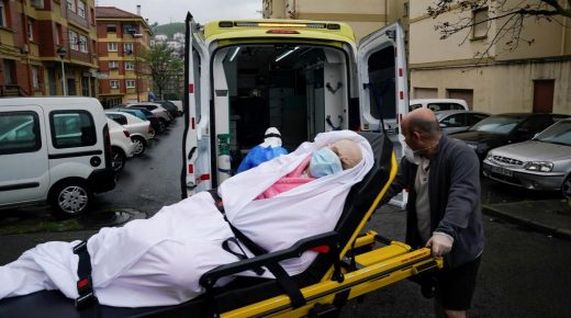 كورونا.. قفزة في بريطانيا وتفاؤل بأميركا بشأن عقار جديد وقلق أوروبي من مرض جديد يصيب الأطفال