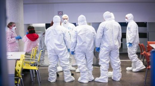 Grįžtančius namo iš koronaviruso židinių oro uostuose pasitinka kariškiai.