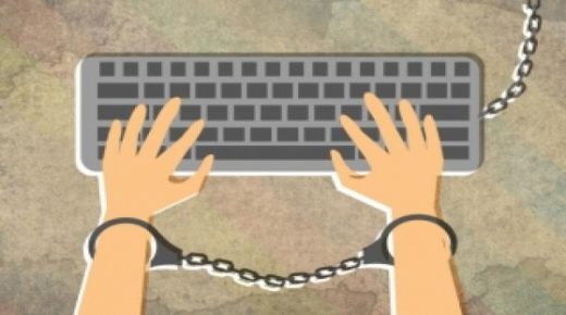 الحكومة تتجه نحو ”تسميم الأنترنيت” والمغاربة ليسوا بـ”قطيع” لتكميم أفواههم بمشروع القانون 22.20