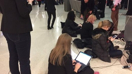 قضية المغاربة العالقين في الخارج تثير انتقادات الهيئات الحقوقية وتربك العلاقة مع العواصم الأوروبية في ظل تمسك السلطات بإغلاق الحدود