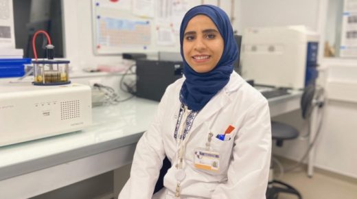 سارة بلالي.. قصة عالمة مغربية منخرطة في محاربة فيروس “كورونا” بفرنسا