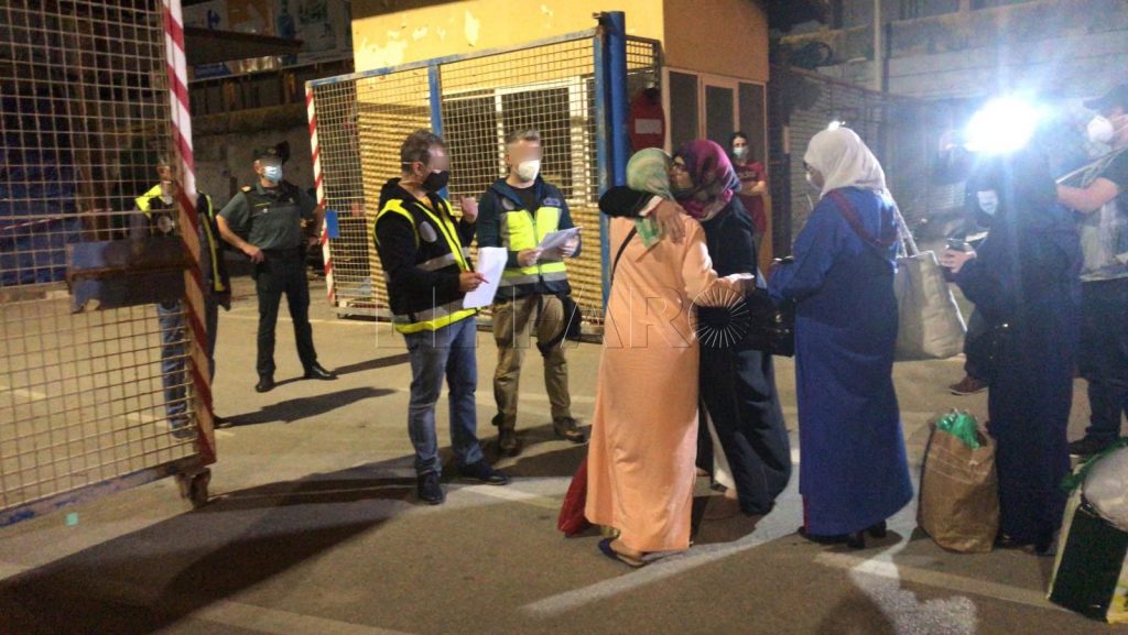 بعد تأخر دام أسابيع طويلة.. السلطات المغربية تعيد نحو 40 مغربياً عالقاً في سبتة المحتلة