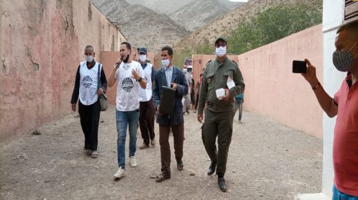 تارودانت.. السلطة المحلية بقيادة اركانة تشرف على توزيع كمامات واقية على المواطنين بالمجان للحد من تفشي وباء كورونا .