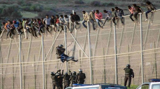 في واحدة من أكبر عمليات الهجرة الجماعية.. تفاصيل إفشال محاولة 300 مهاجر العبور إلى مليلية