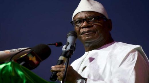 مالي: الرئيس كيتا يعلن استقالته وحل الحكومة والبرلمان.. والعسكريون الإنقلابيون يؤكدون اجراء انتخابات خلال “مهلة معقولة”