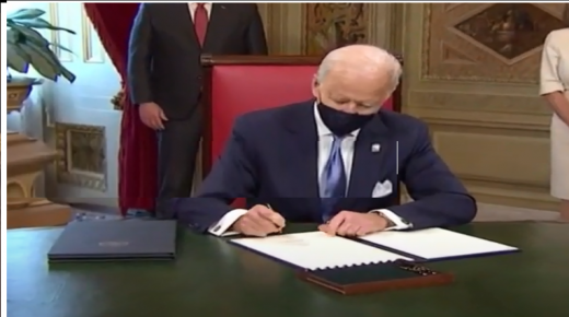 بايدن يوقع سلسلة مراسيم من بينها العودة لاتفاق باريس المناخي