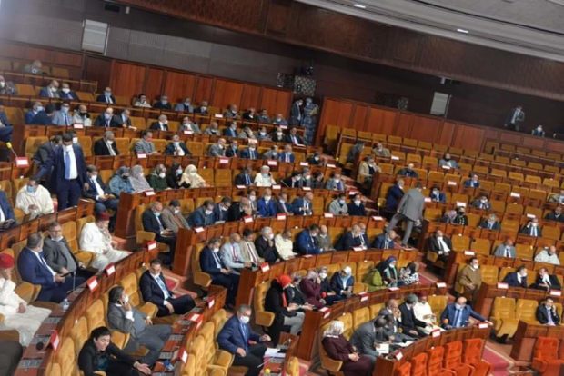 صور تجسد مشاهد الإزدحام والخرق الفاضح لبرلمانيي العدالة والتنمية لقانون الطوارئ الصحية تحت قبة البرلمان تثير غضب المغاربة