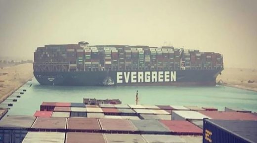 سفينة عملاقة جانحة تعطّل حركة الملاحة في قناة السويس