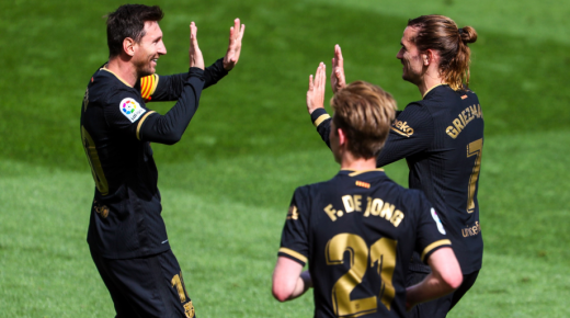 ثنائية غريزمان تُبقي برشلونة في صلب المنافسة على اللقب