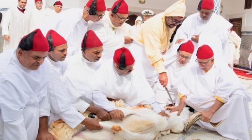 الملك محمد السادس يؤدي صلاة عيد وينحر الأضحية بمنطقة الضويات ضواحي فاس