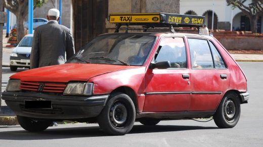 بعد تسجيل إصابات ووفيات في صفوفهم…مطالب بفرض إلزامية التلقيح على سائقي “الطاكسيات”