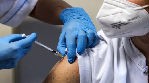 epa08907636 A healthcare worker administers the Pfizer-BioNTech COVID-19 vaccine at the Umberto I Hospital in Rome, Italy, 28 December 2020. EPA-EFE/ANGELO CARCONI