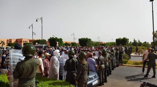 بعدما حُرم من مقعده البرلماني.. أنصار الإستقلالي بوعيدة في إعتصام مفتوح أمام مقر ولاية كلميم