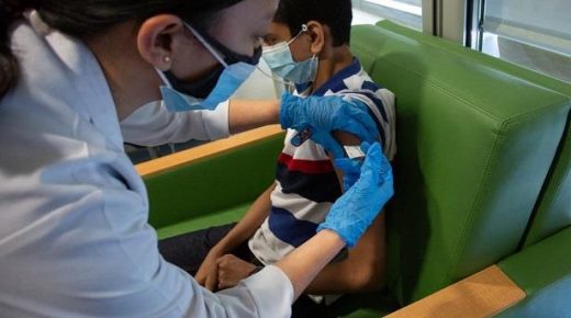 عضو اللجنة العلمية: حملة التلقيح ضد كورونا ستشمل الأطفال غير المتمدرسين قريبا