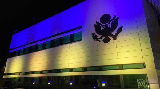 سفارة أميركا بالمغرب تُضاء بالأصفر والأزرق تضامنا مع أوكرانيا