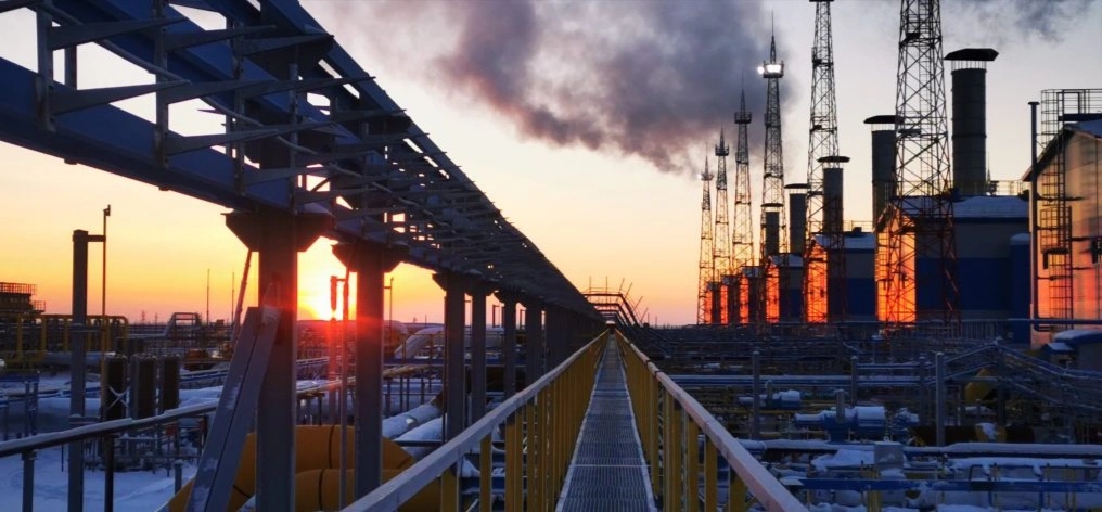 أسعار النفط تنخفض إلى أدنى مستوياتها منذ 6 أشهر