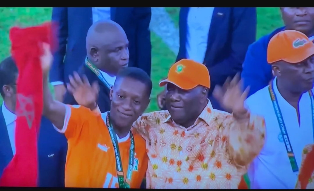 عميد منتخب الكوت ديفوار يحمل العلم الوطني المغربي فوق منصة التتويج بكأس أمم أفريقيا