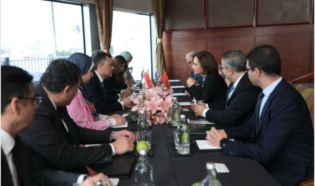 فاطمة الزهراء عمور تلتقي بوزير السياحة وفاعلي قطاع السياحة المصريين لتعزيز التعاون السياحي