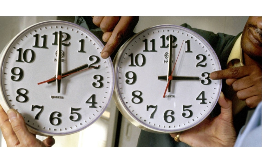 المغرب يعود للتوقيت العادي مساء الأحد بإضافة 60 دقيقة للساعة القانونية