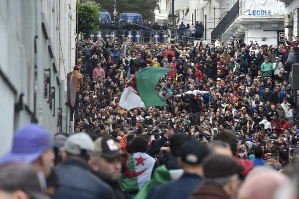 هوس جزائري بالمغرب.. النظام العسكري يطلق حربًا دعائية هستيرية لتغطية فشله!