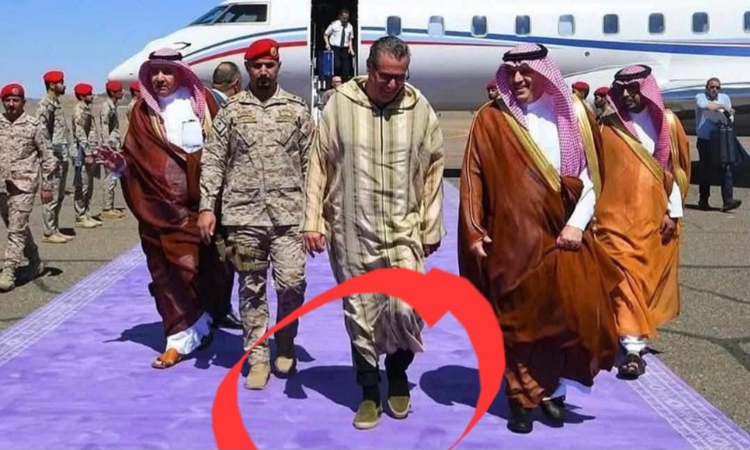 جلابة أخنوش وصباطه يدخلان المدينة المنورة في مهمة فضائحية ويشعلان الفايسبوك