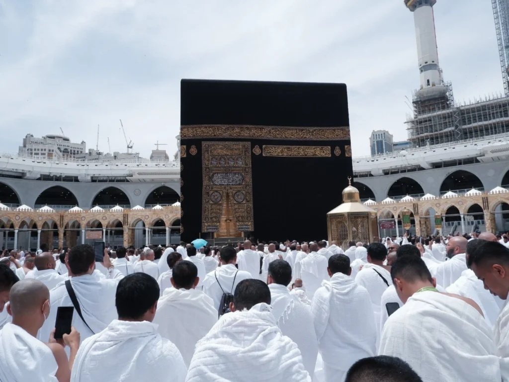 “عمرة البذخ”.. تحقيقات تكشف تهريب أموال تحت غطاء المناسك!