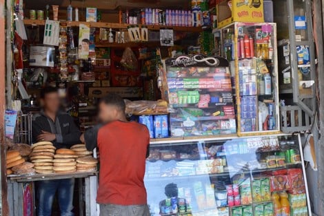 مول الحانوت في خطر.. هل تهدد المحلات الكبرى التجارة التقليدية بالمغرب؟