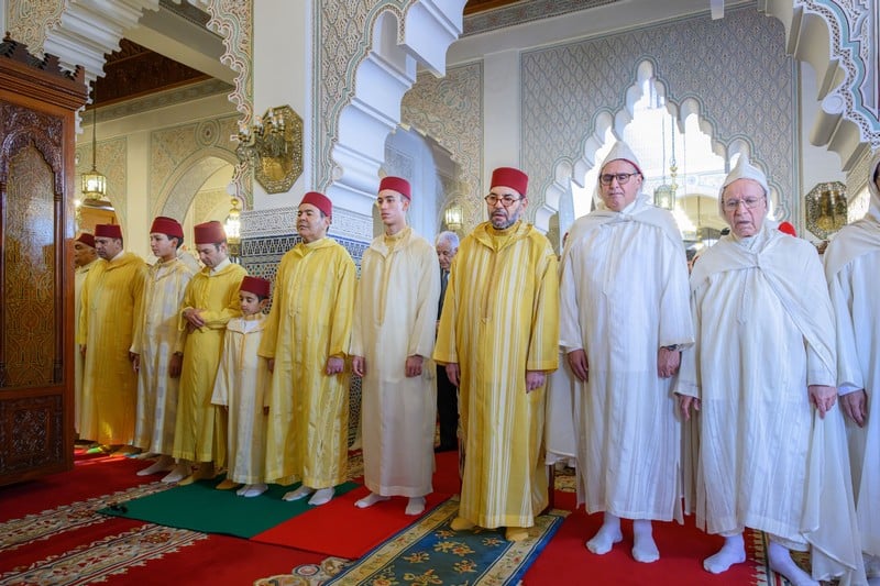 الملك محمد السادس يؤدي صلاة عيد الفطر في الرباط ويتقبل التهاني