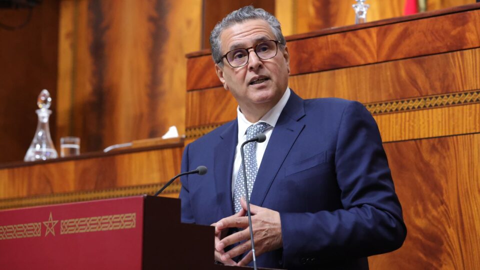 أخنوش يختبئ خلف الصمت… فأين الشجاعة السياسية لمواجهة البرلمان والإعلام؟