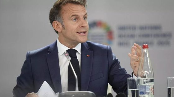 ماكرون يشيد بالتزام الملك محمد السادس في تطوير الاقتصاد الأزرق بإفريقيا